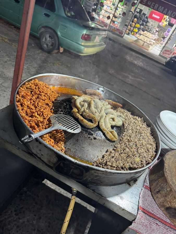 Cazuela con enchilada, tripa y carne asada