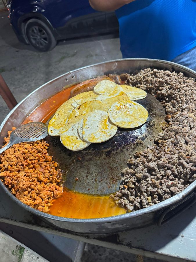 Comal con enchilada, tortillas y carne asada